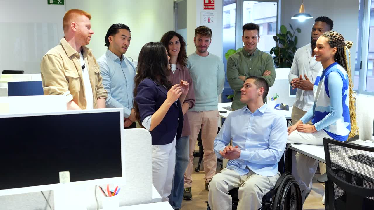 팀이 사무실에서 성공을 축하하고 있습니다.