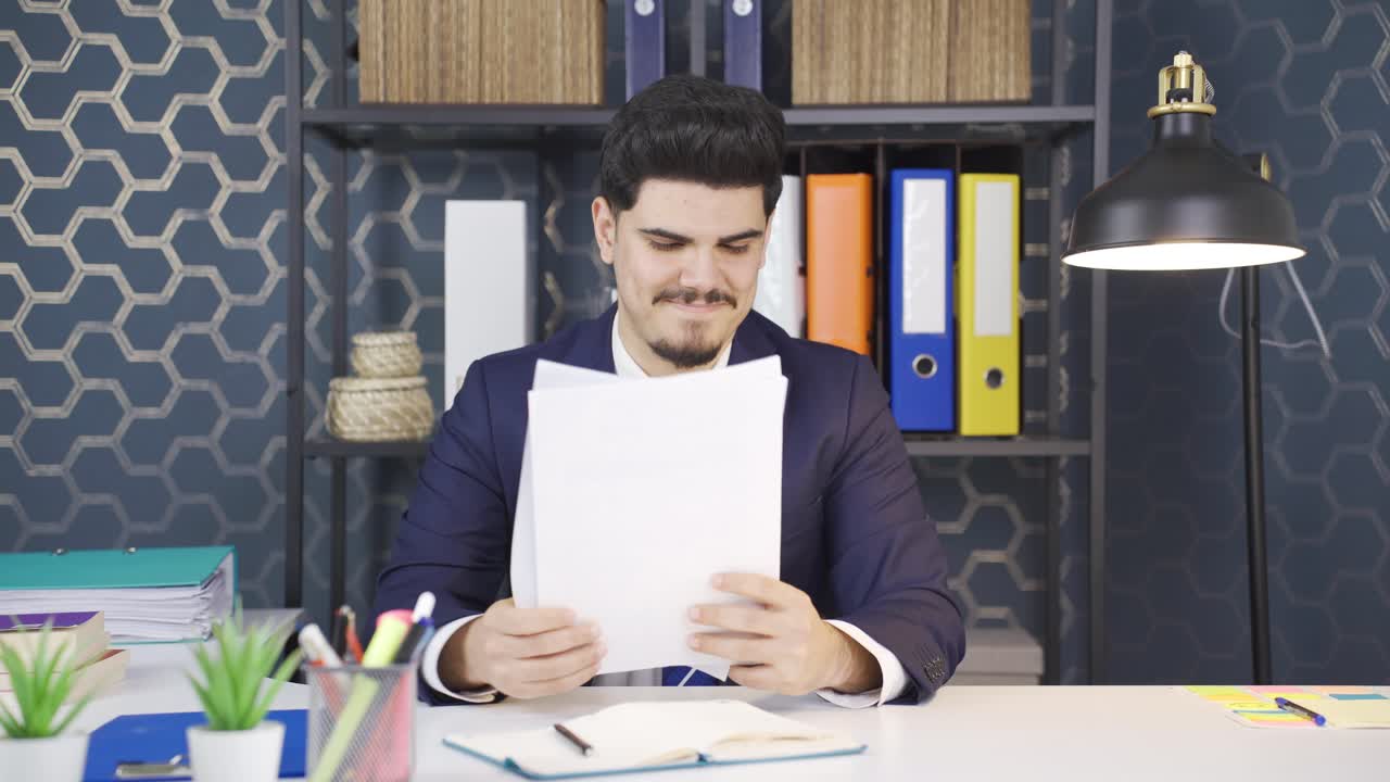 Empresário olhando documentos e sentindo-se feliz, boas notícias.