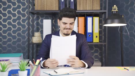hombre de negocios mirando documentos sintiéndose feliz, buenas noticias.
