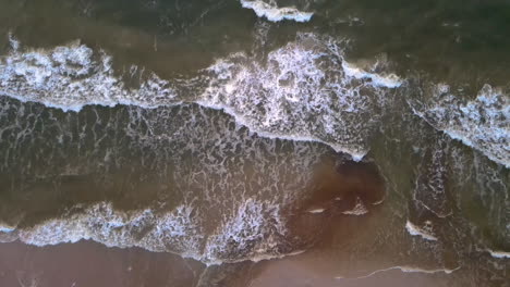 Epische-Drohnenaufnahmen-Aus-Der-Luft-Von-Wellen,-Die-Während-Covid19-Auf-Einen-Goldenen-Sandstrand-Brechen