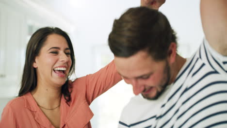 una pareja feliz en la cocina.