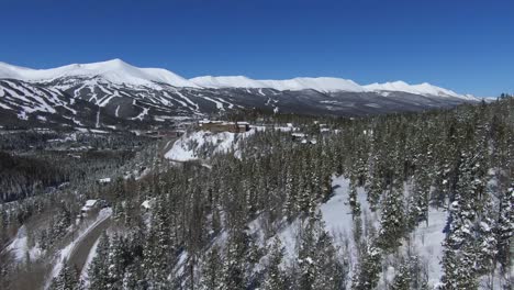 Fliegen-über-Bäume,-Um-Das-Skigebiet-Breckenridge-Zu-Zeigen