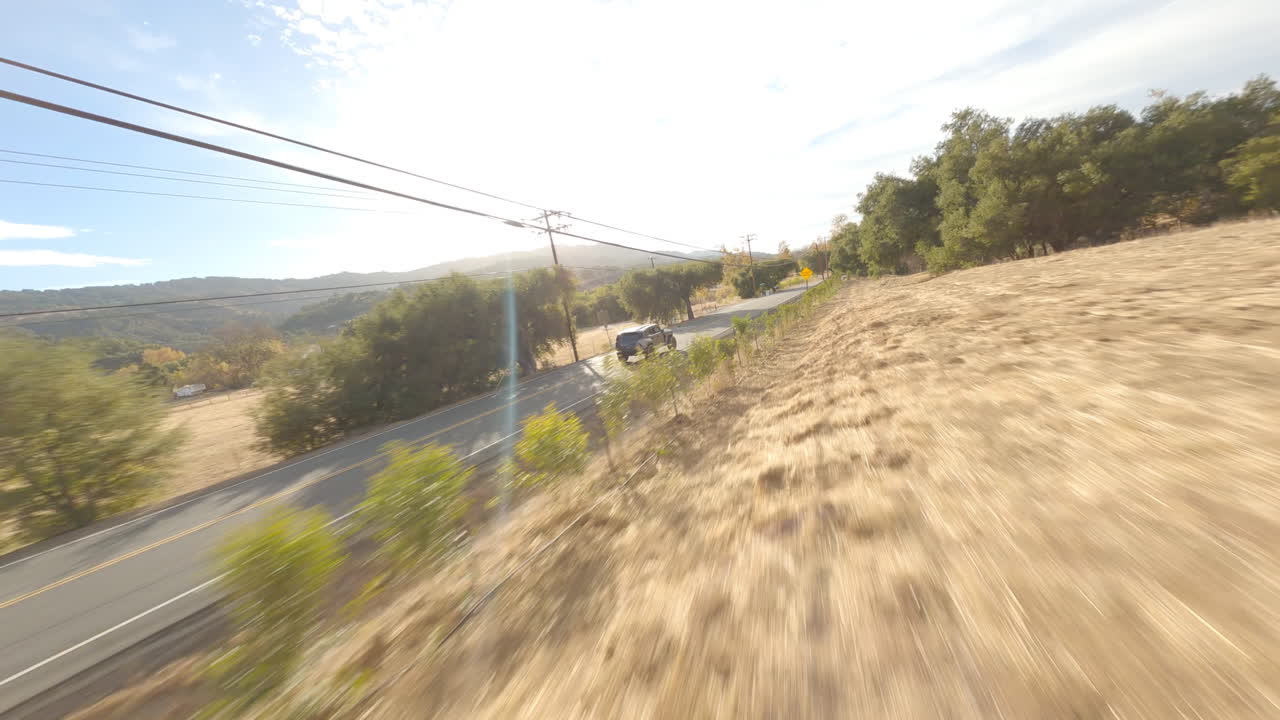 toma cinemática fpv de un todoterreno de la policía conduciendo por el campo