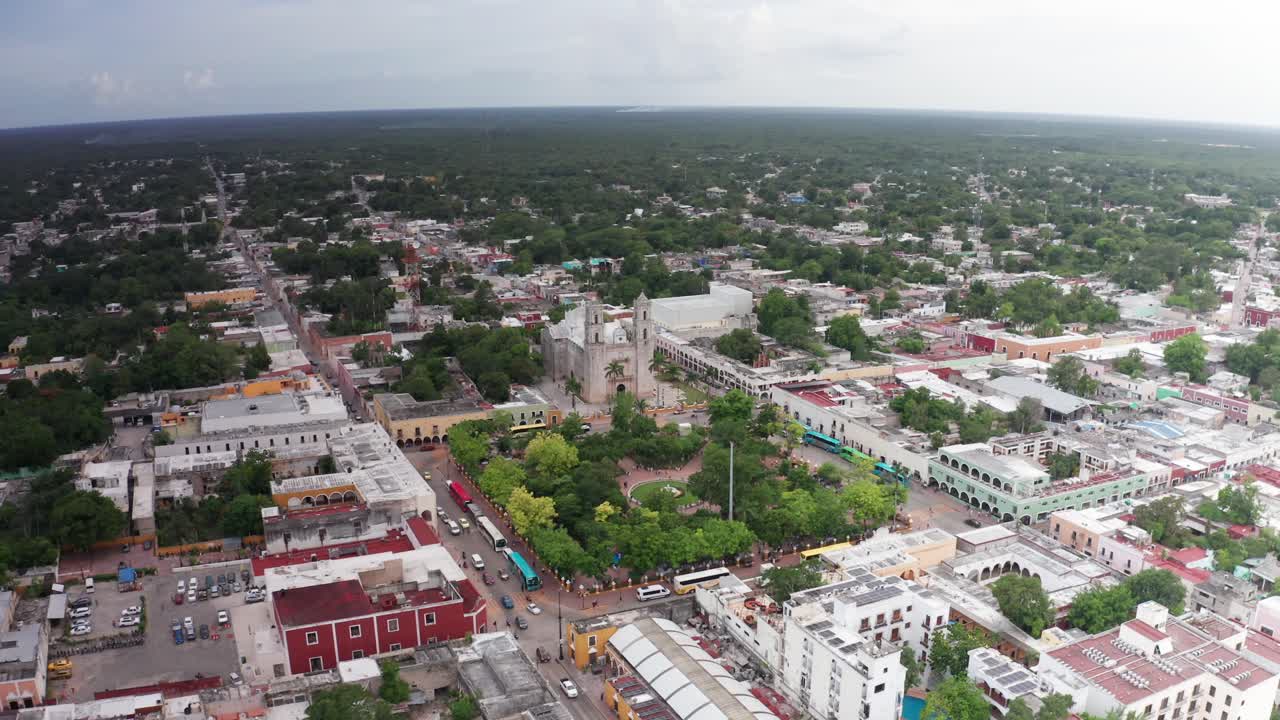 멕시코 발라돌리드 시내의 파르코 프랜시스코 칸톤 로사도 (parco principal francisco cantón rosado) 의 공중 내려오는 사진