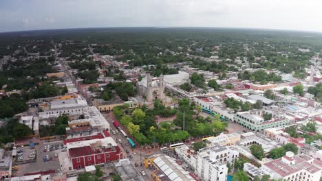 fotografía aérea de descenso y panorámica del parque principal francisco cantón rosado en el centro de valladolid, méxico