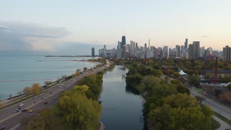 Vista-Aérea-Del-Horizonte-De-Chicago-En-Un-Hermoso-Día-De-Otoño