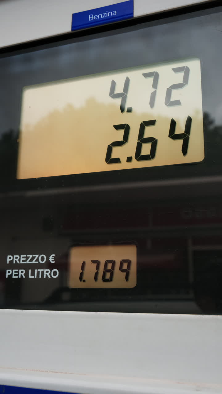 I prezzi del diesel sui display digitali delle pompe di benzina salgono alle stelle durante la crisi politica