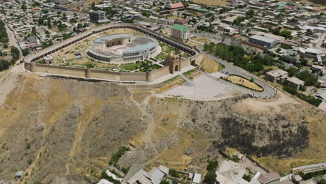 Vista-Panorámica-Aérea-De-La-Fortaleza-Kalai-Mug-Teppe-Y-El-Anfiteatro-En-Istaravshan,-Tayikistán,-Asia-Central