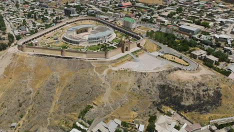 vista panorámica aérea de la fortaleza de kalai mug teppe y el anfiteatro en istaravshan, tayikistán, asia central