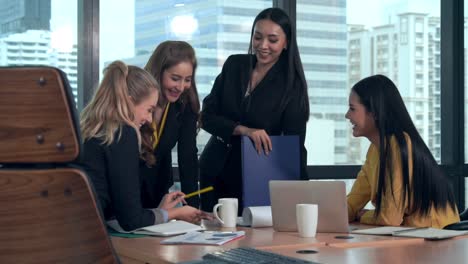 Gruppentreffen-Professioneller-Geschäftsfrauen,-Die-über-Die-Planung-Neuer-Projekte-Nachdenken.