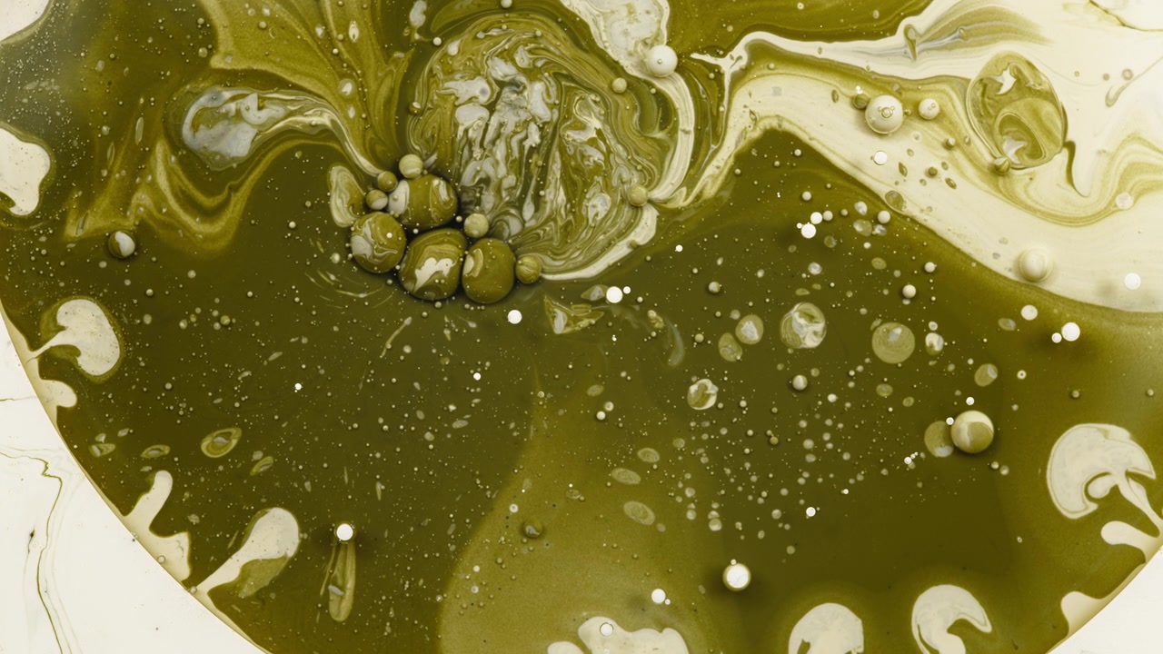 Bolle che esplodono in vernice liquida verde.