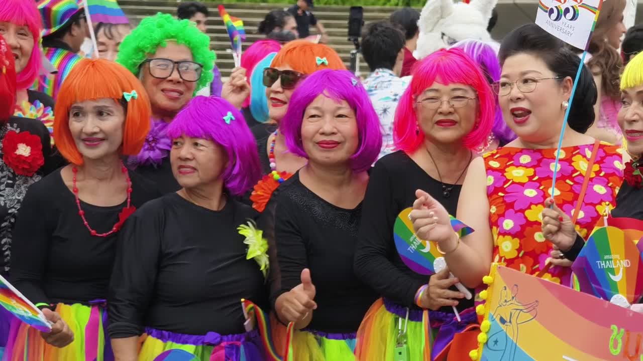los adultos mayores celebran el orgullo en tailandia