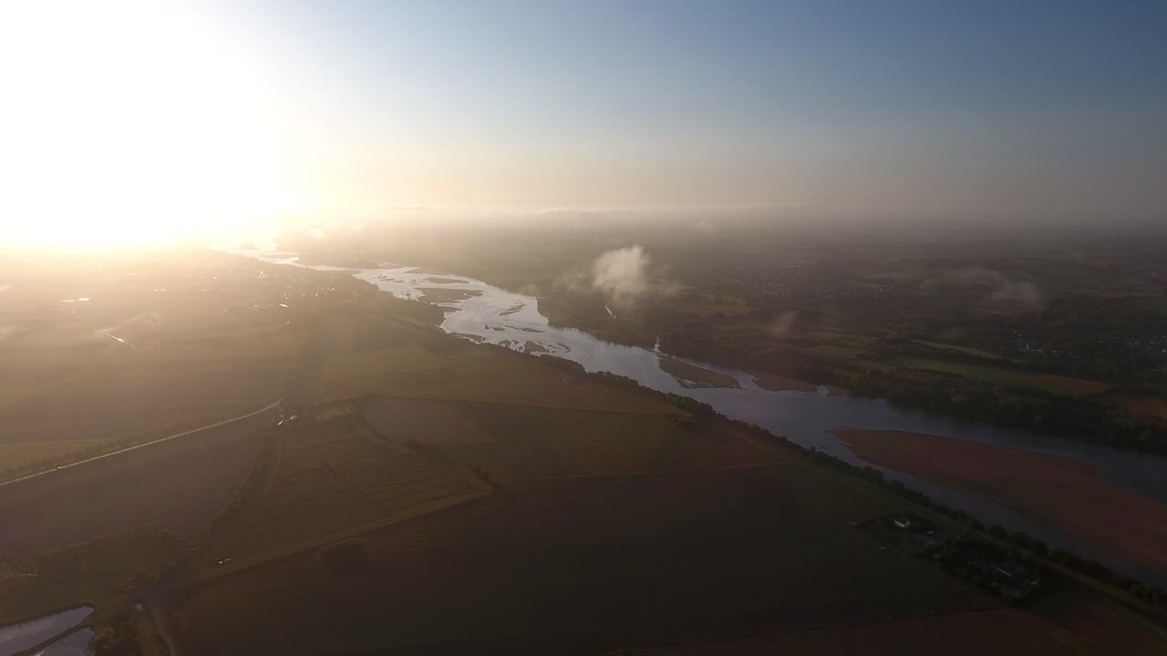 프랑스에서 가장 긴 강 (loire) 은 해가 지는 동안 드론으로 높은 고도에서 볼 수 있습니다.