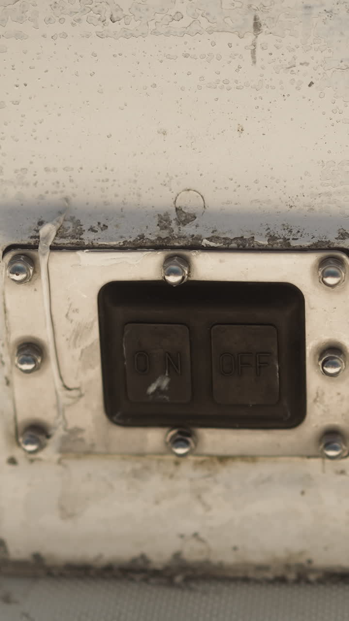 금속 케이싱이 색으로 칠한 은 보트 엘리베이터, 갑판 클로즈업, 엘리베이팅 장비, 선박에 설치된 화물 운송, 빈티지 도구