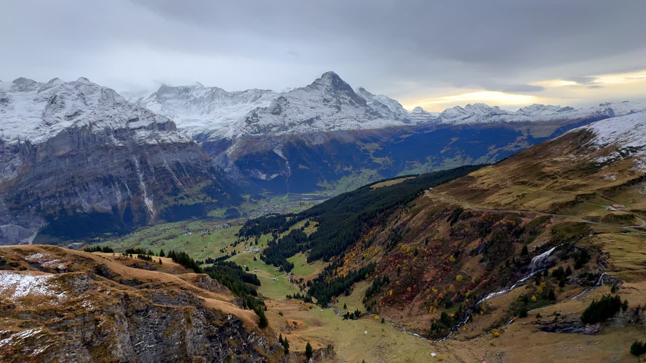 primer acantilado metal caminar camino grindelwald suiza alpes suizos nevada jungfrau junfrangu glaciar lauterbrunnen cimas de las montañas octubre nublado noche de otoño paisaje puesta de sol valle cascadas pan izquierda