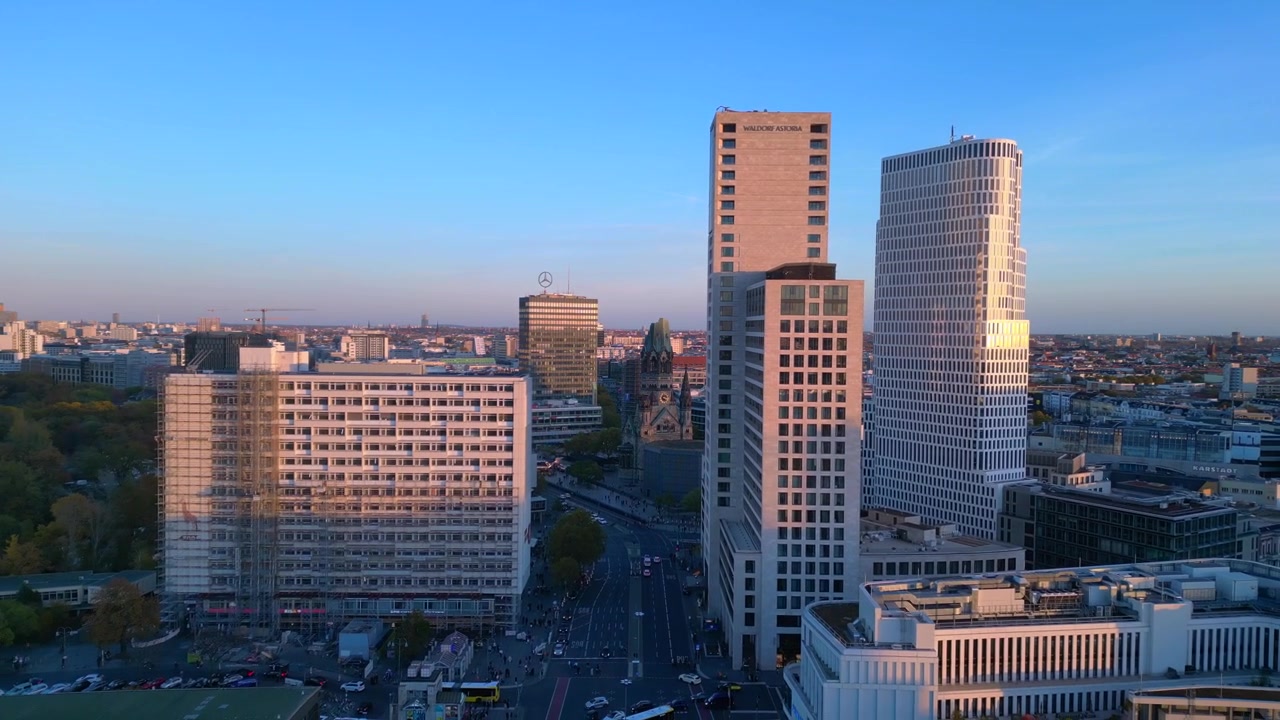 Stazione ferroviaria Zoologischer Garten e paesaggio urbano circostante a Berlino, Germania, al tramonto. Miglior volo aereo con drone in retromarcia.