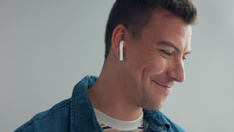hombre escuchando música con auriculares