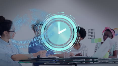 animación de la red global y escáner con datos de procesamiento de reloj sobre diversos colegas en la oficina
