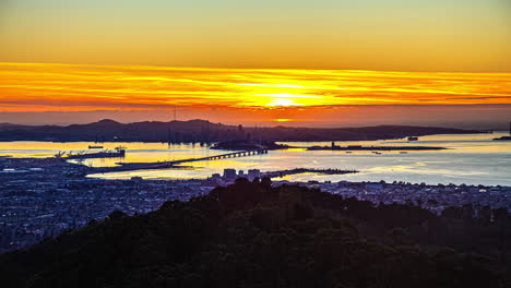 Bahía-De-San-Francisco-Desde-El-Lado-De-Oakland-California---Lapso-De-Tiempo-De-Puesta-De-Sol-Dorada