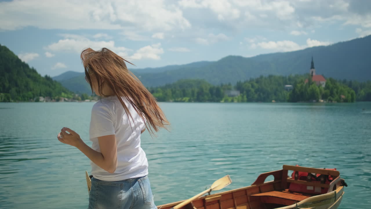 mujer disfrutando de una hermosa vista de la orilla del lago
