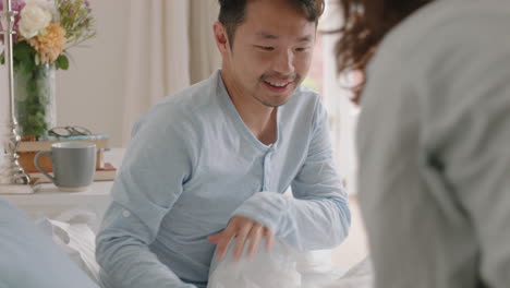 행복한 아시아 가족과 아이들이 침대에 뛰어들고 엄마와 아빠와 함께 놀고 주말 아침에 재미를 느끼고 흥분된 어린 아이들이 부모와 함께 집에서 게임을 즐기고 있습니다. 4k 영상