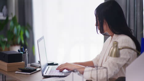 Zuversichtlich-Geschäftsfrau-Arbeitet-Am-Laptop-Im-Büro