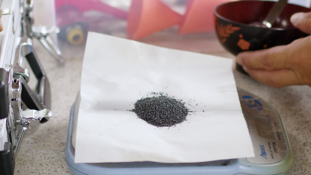 midiendo la pólvora que se usará en rifles de mecha