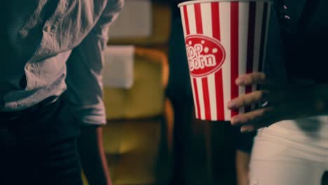 hombres y mujeres aplauden cuando termina la película
