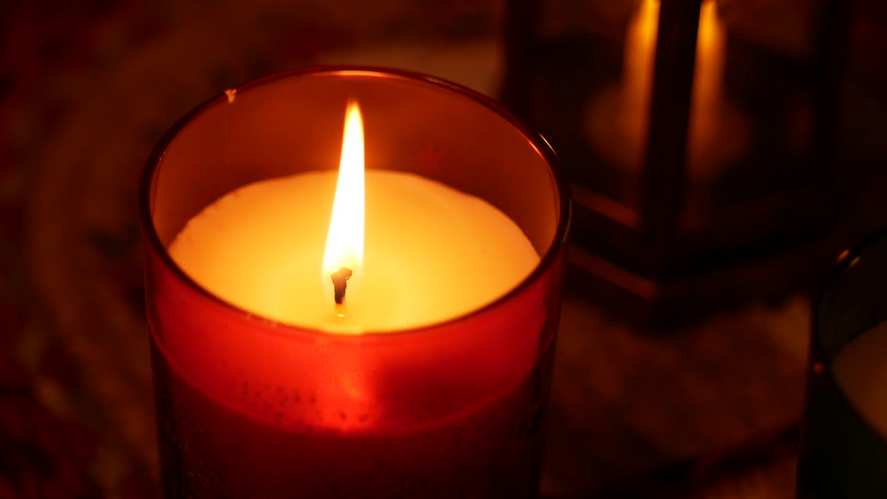 vela y linterna encendidas