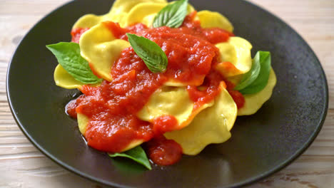 ravioles con salsa de tomate y albahaca