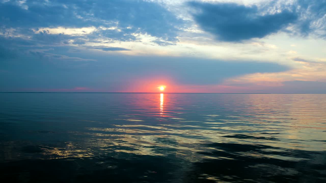 그림 같은 해가 지는 배경에서 물 위의 비행