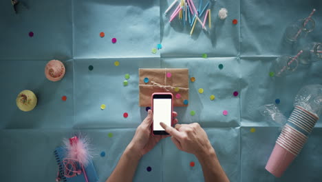 vista superior hombre usando teléfono móvil presente fiesta de cumpleaños planificación manos desde arriba - dragón épico rojo