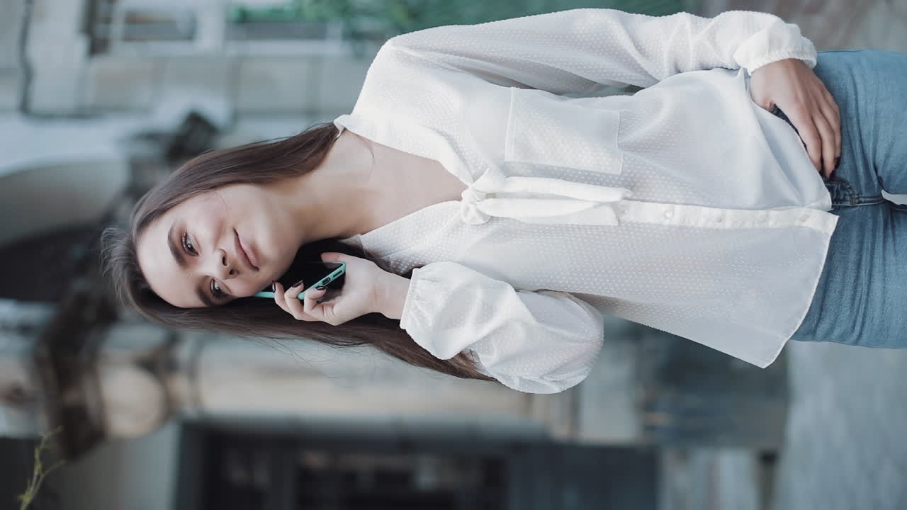 도시에서 전화로 얘기하는 여자