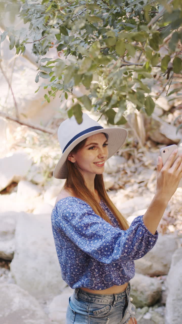 mujer tomando fotos al aire libre