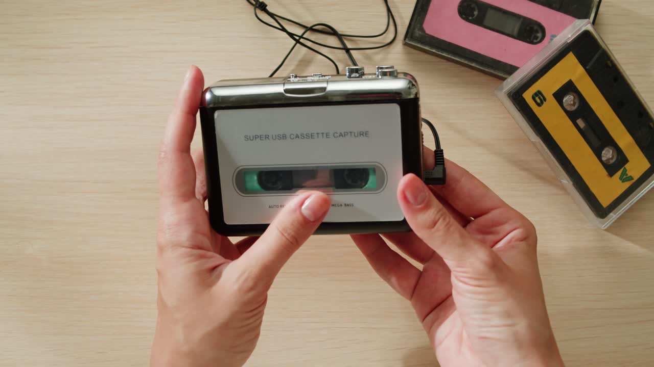 reproductor de casetes vintage en las manos