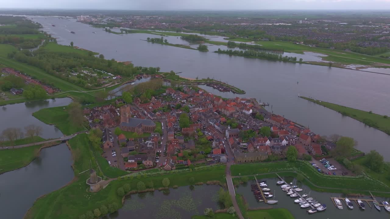 Anciens murs de forteresse au bord de la Waal à Woudrichem, Pays-Bas