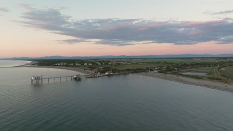vista en cámara lenta de cabañas de pesca típicas al atardecer cerca de ravenna