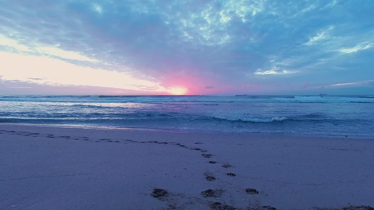 colorido time-lapse del amanecer en la playa, las olas entrando, las nubes saliendo