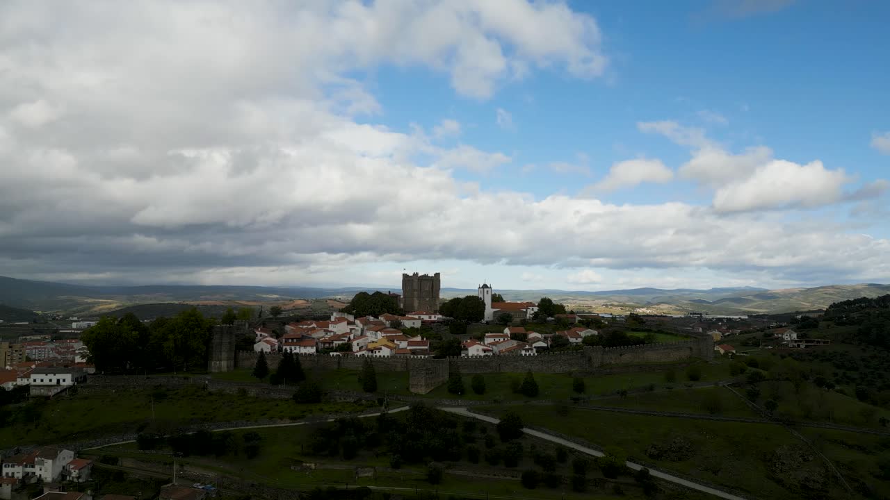 toma panorámica de drones del castillo medieval en el centro histórico de la ciudad de braganza, portugal
