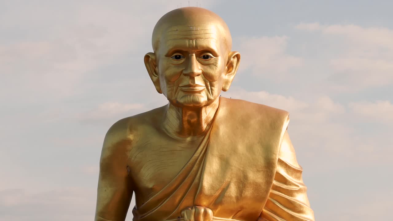 estatua de un monje meditando bajo el cielo abierto