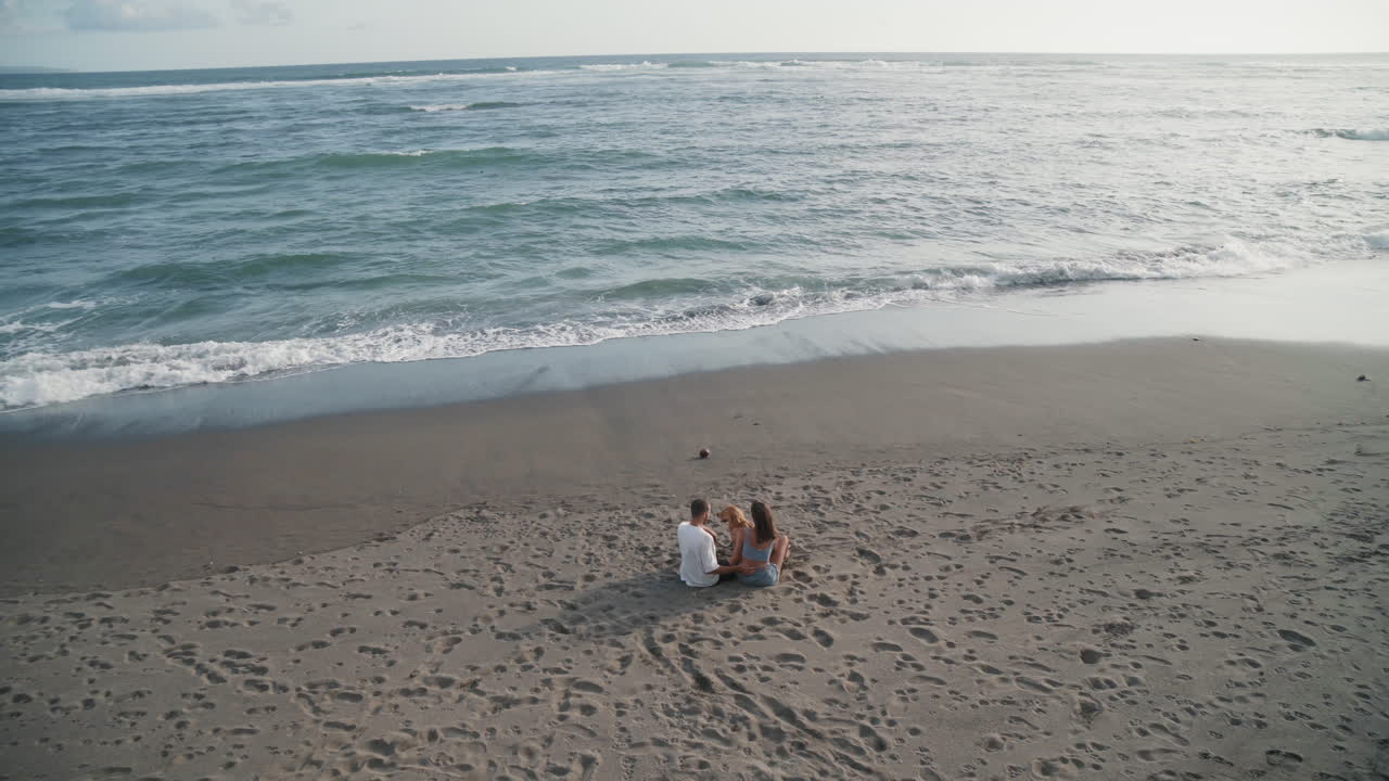 사막 해변 에 앉아 있는 부부