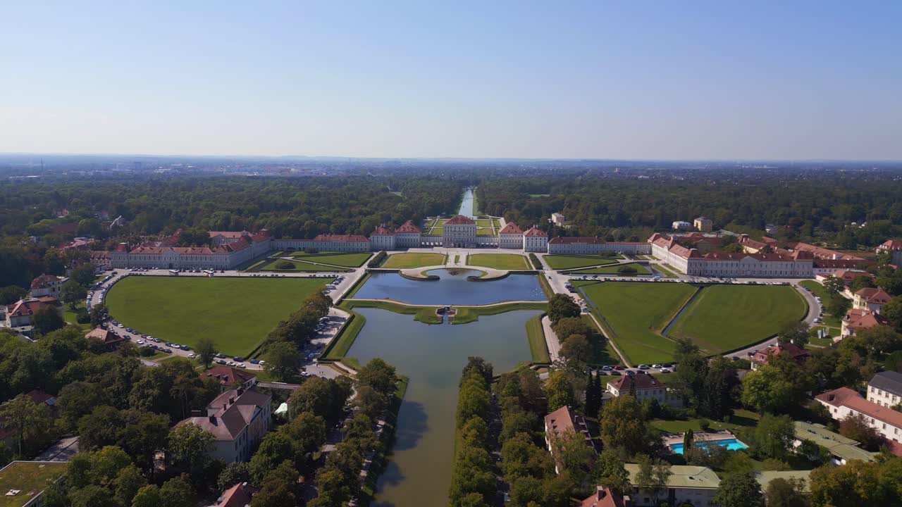 increíble vista aérea de arriba vuelo castillo nymphenburg palacio paisaje ciudad ciudad munich alemana bávara, verano cielo azul soleado día 23