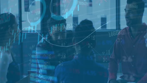 Animación-De-Diagramas-Y-Procesamiento-De-Datos-Sobre-Diversos-Colegas-Hablando-En-La-Oficina