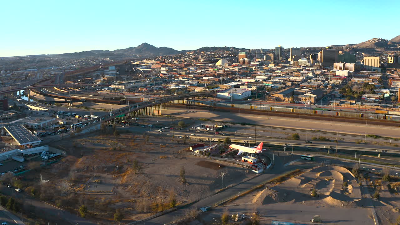 미국과 멕시코 사이의 국제 교량 경계의 매혹적인 항공 영상