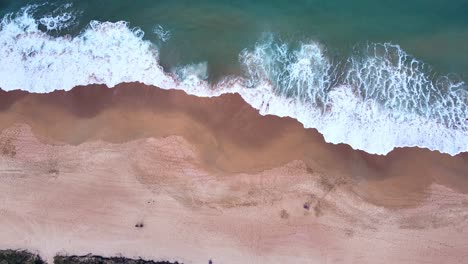 Vista-Aérea-Superior-De-Algunas-Personas-Disfrutando-De-La-Playa-En-El-Sur-De-Brasil