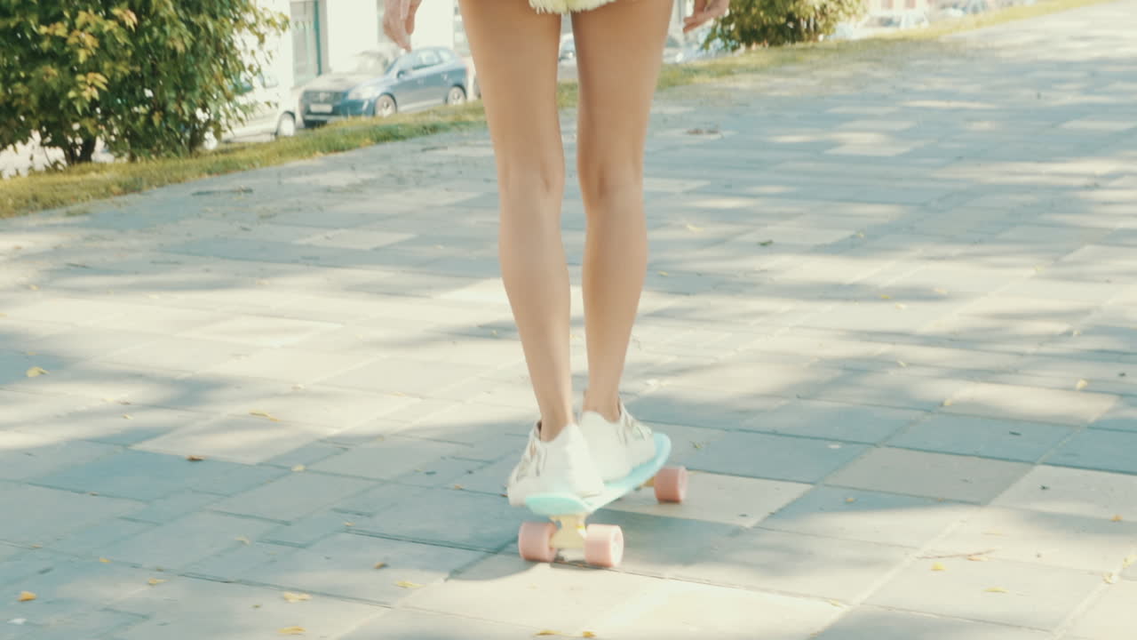 도시에서 스케이트보드를 타는 여자