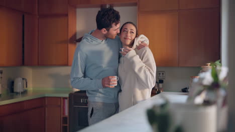 beso, amor o pareja feliz en la cocina para el romance