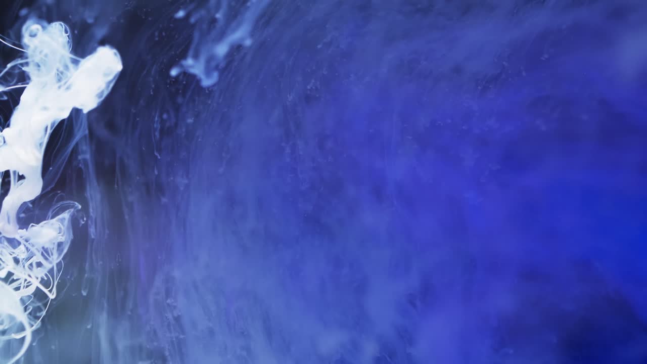 복사 공간 을 가진 물 에 있는 보라색 잉크 의 클로즈업 영상