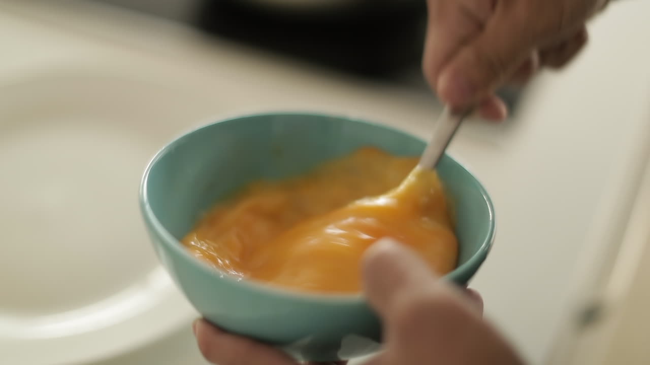 huevo batido en un tazón a mano, cerrar