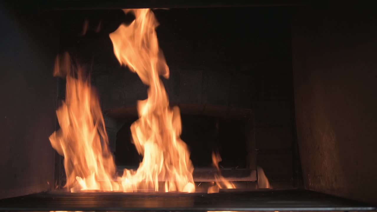 촬영된 석조 용광로에서 타는 불